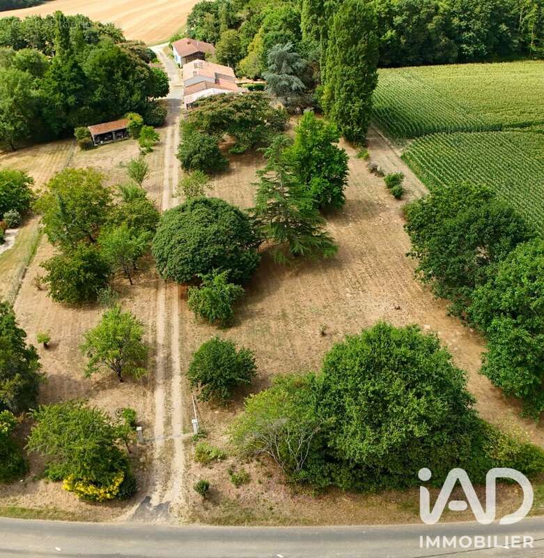 Maison 245 m² à Nieul-Les-Saintes  - photo 9