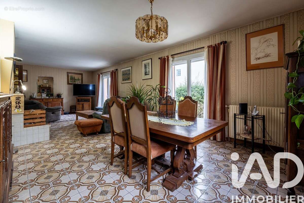 Maison 258 m² à Osny  - photo 4