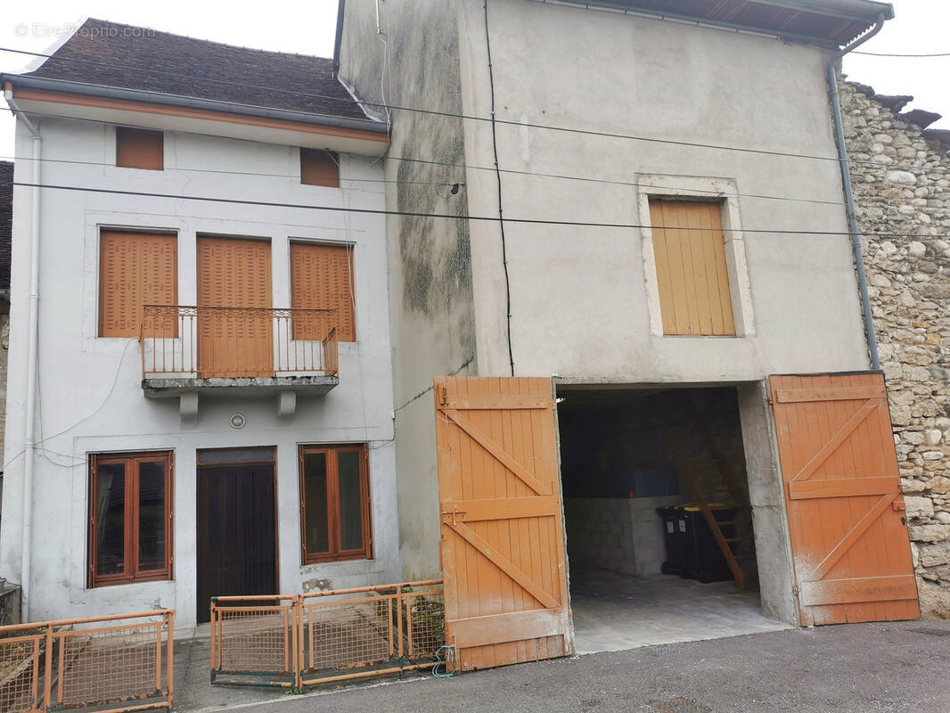 Maison à MONTAGNIEU