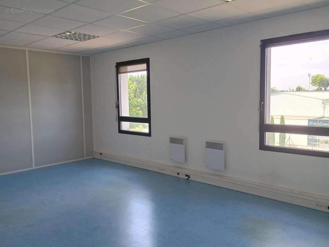 Commerce à PERONNAS