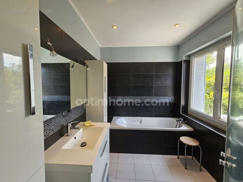 Magnifique maison rénovée de 157 m² avec piscine et garage – RUELLE SUR TOUVRE (16) - photo 3