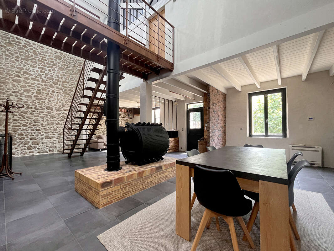 207 m2 au coeur du village avec terrasse et garage - photo 4