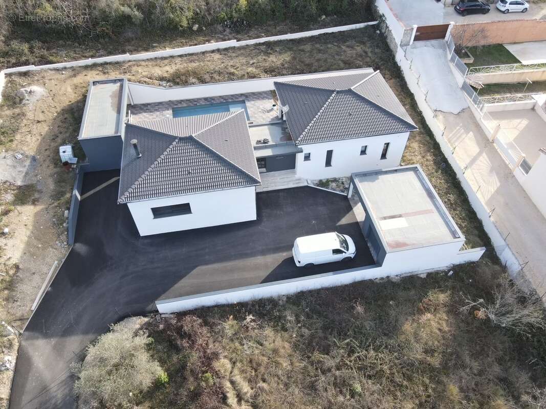 Maison à SAINT-JULIEN-LES-ROSIERS