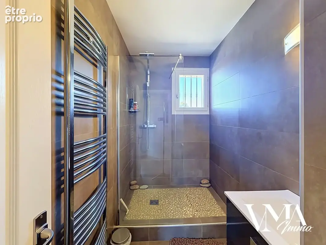 Chasselay. Maison familiale avec piscine, 4 chambres et garage. - photo 12