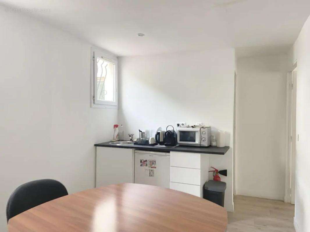 Boutique de 62 m² à vendre à SEVRES : Centre Ville, entrée indépendante, linéaire de façade de 4m. Découvrez cette opportunité d - photo 6
