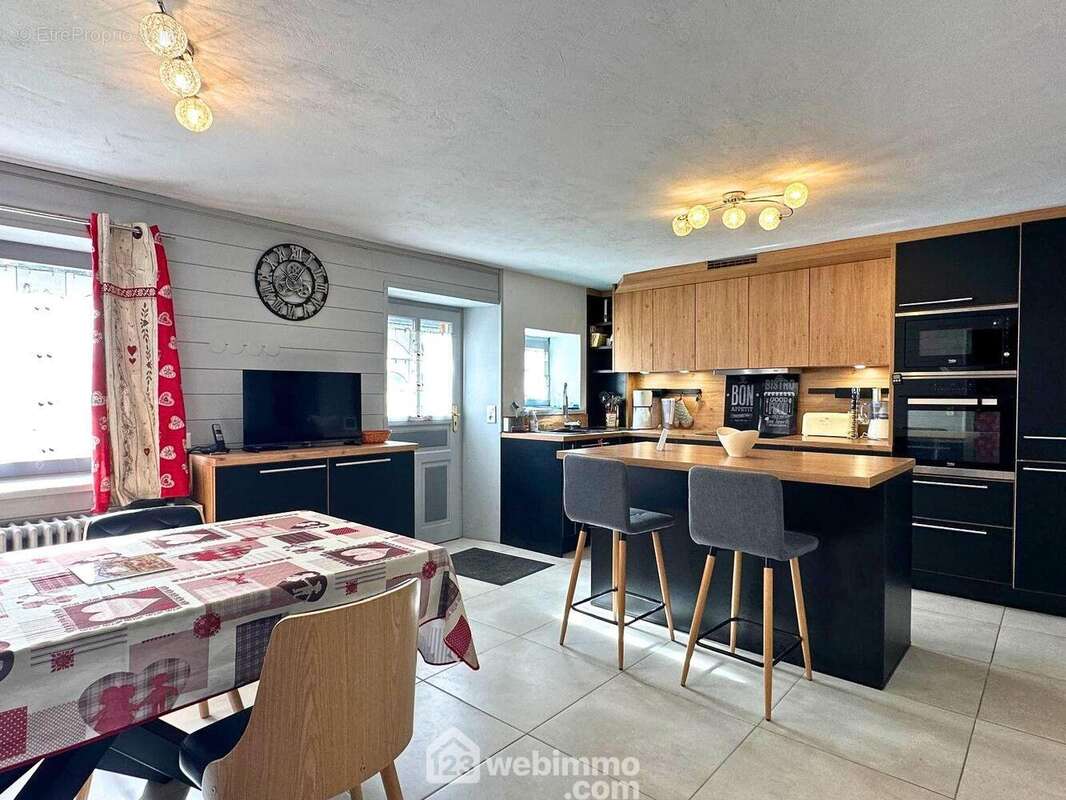 Situé en rez-de-chaussée, vous pourrez profitez de deux entrées dont une donnant sur la cuisine moderne et équipée, donnant beaucoup de charme et caractère à la pièce.