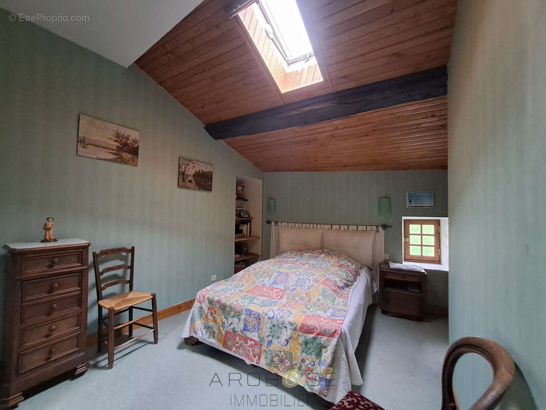 Maison familiale en pierre avec vue panoramique, verger et dépendances. - photo 12