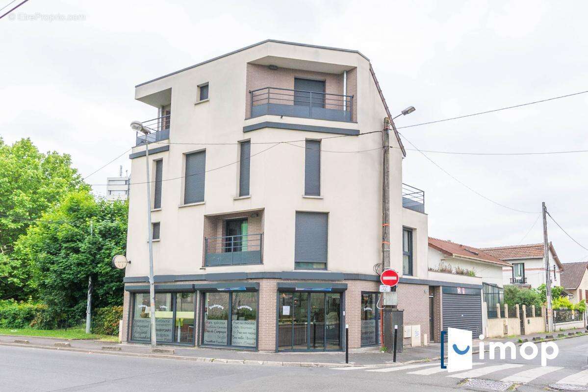 Duplex en parfait état dans un immeuble de 2020 proche RER D T11 et Métro 13 à faibles charges - photo 10