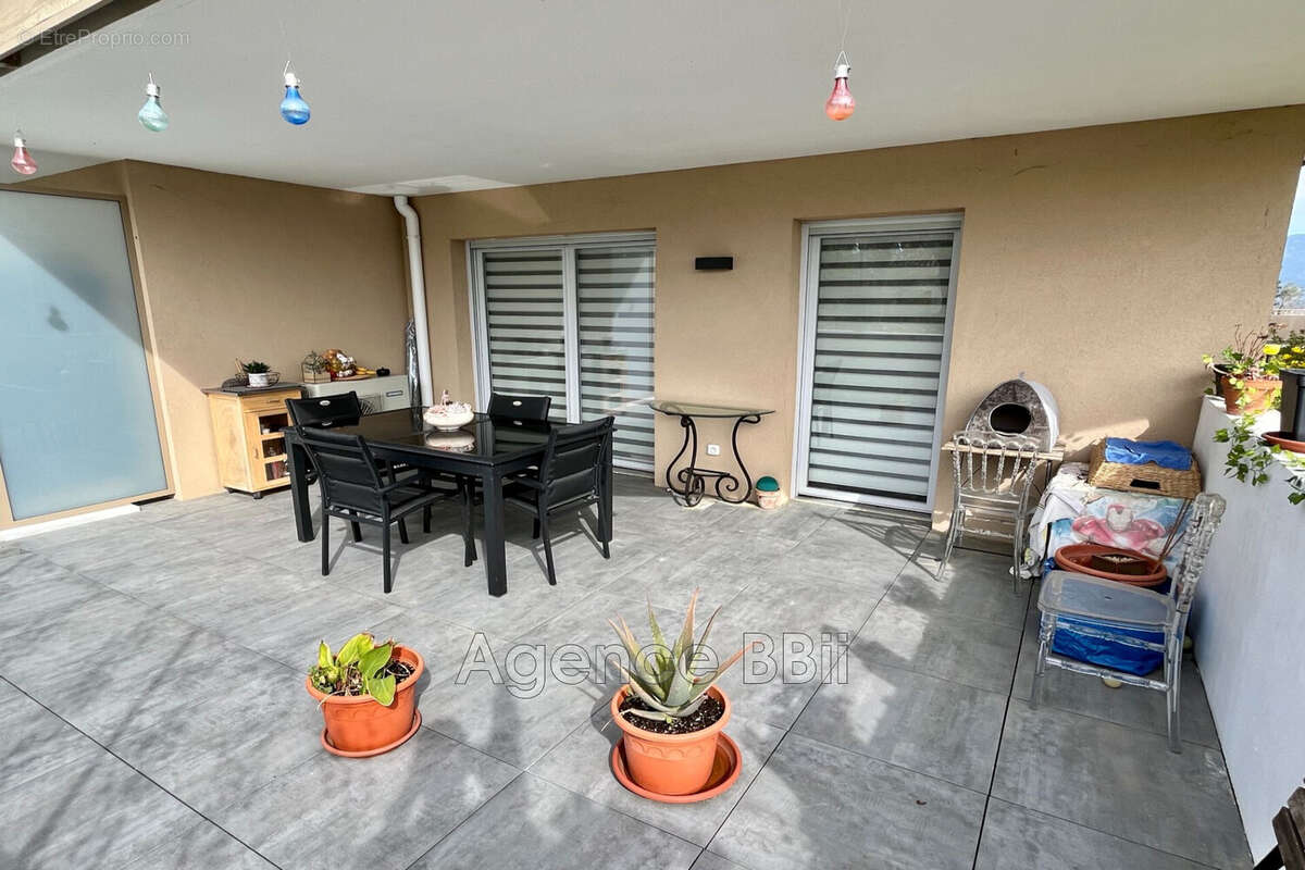 Appartement à CHATEAUNEUF-VILLEVIEILLE