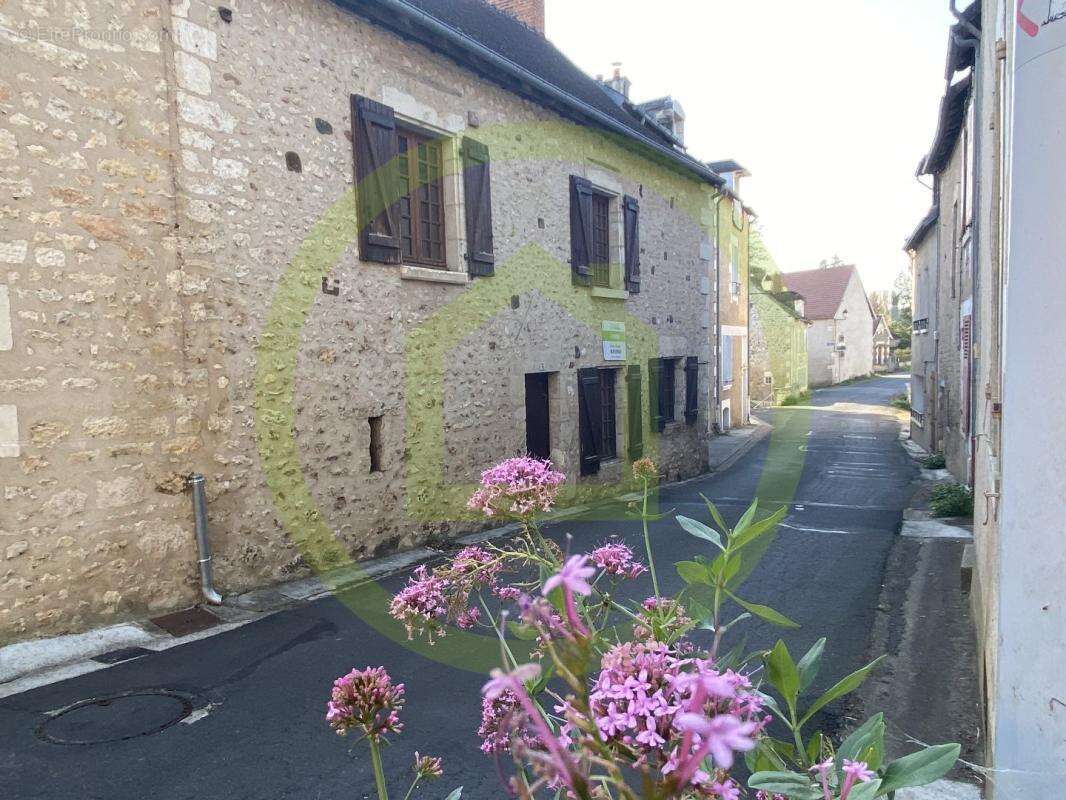 Maison à SAINT-GENEST-D'AMBIERE