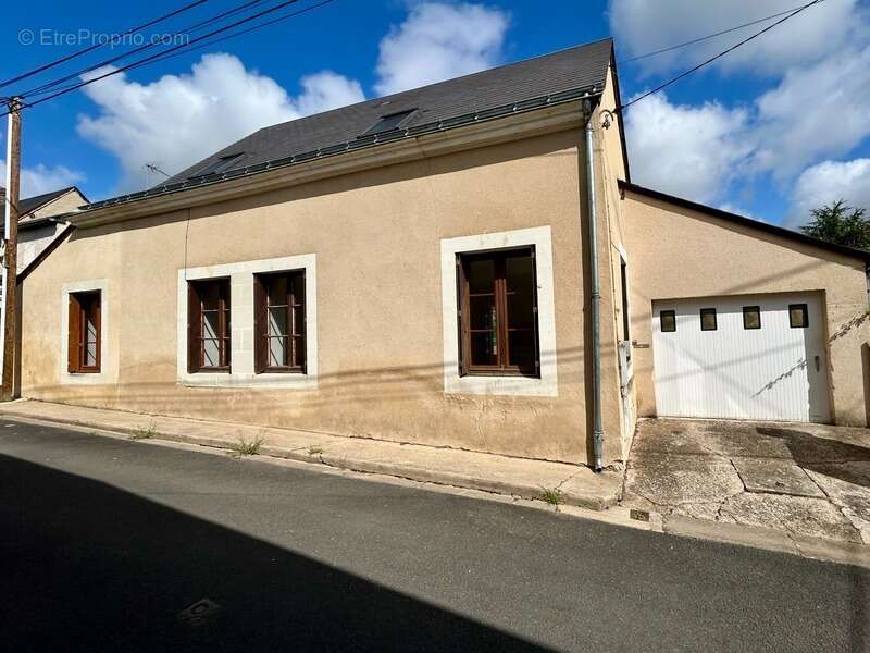 MONTVAL SUR LOIR (72500)centre ville, maison plain-pied à vendre T4 avec garage sur parcelle de 315 m² - photo 4