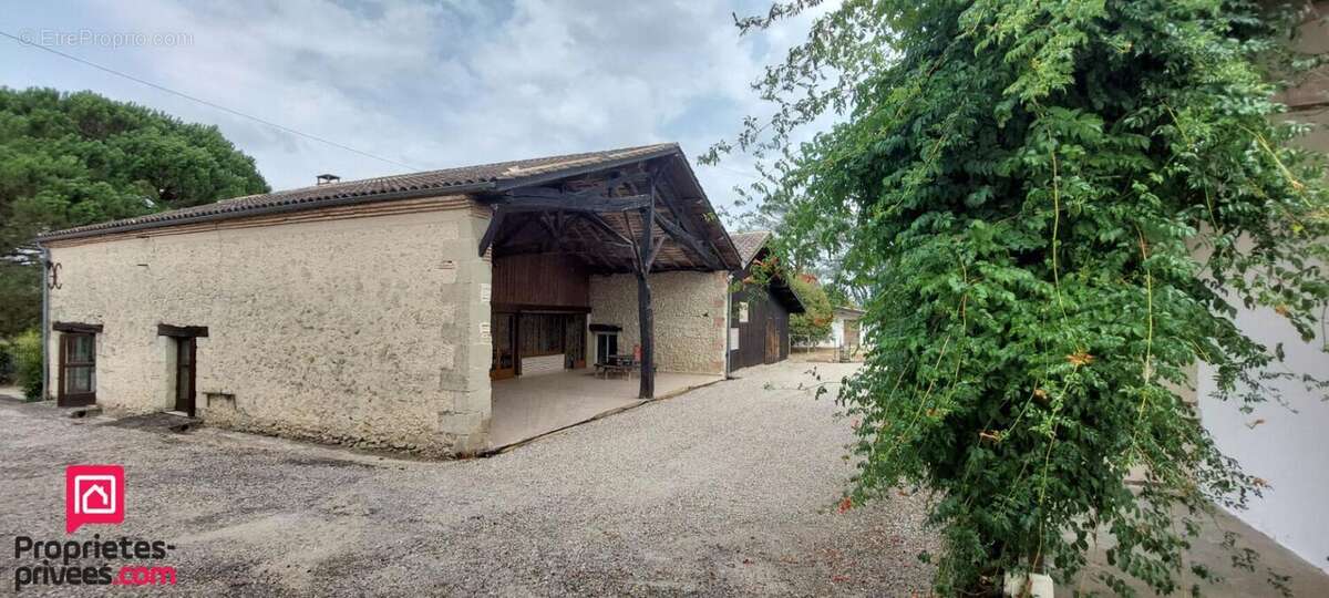 Ensemble immobilier  Grateloup Saint Gayrand : Maison 8 pièce(s) 303 m2 + Appartement T2  indépendant+ Dépendances - photo 10