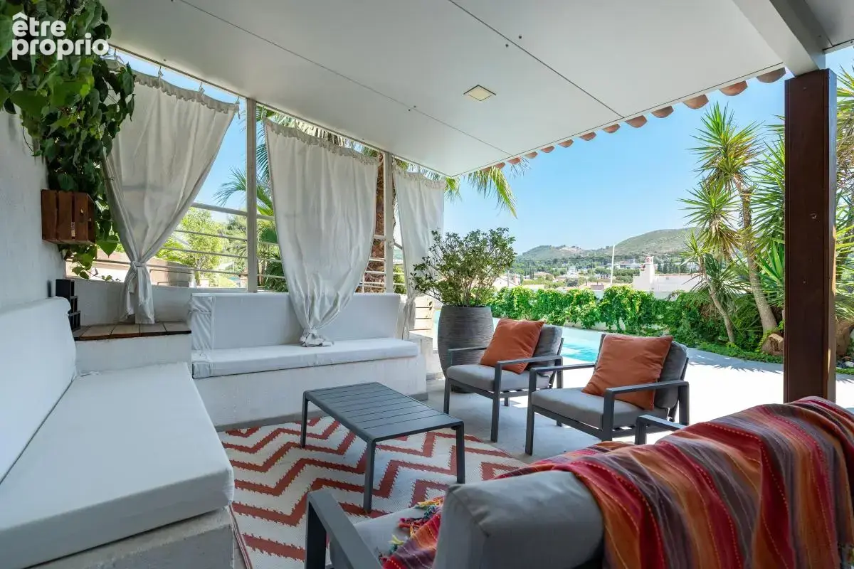 Villa d'exception - piscine - pool house - vue dominante - photo 3