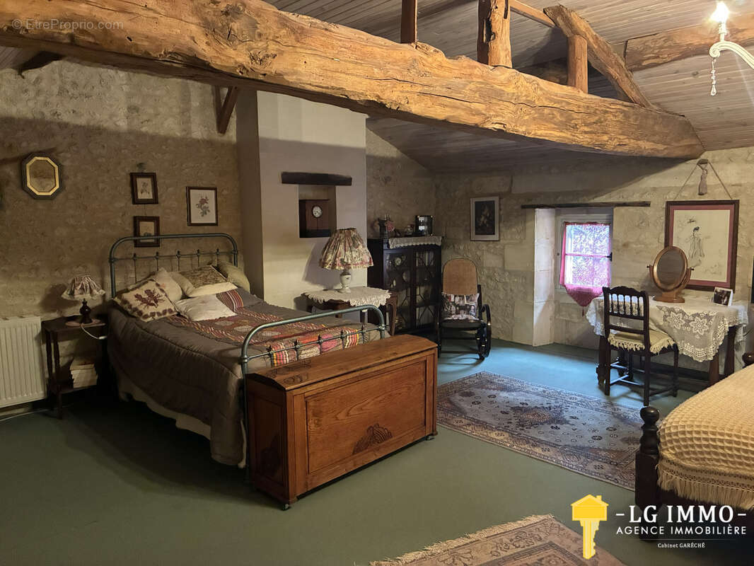 Belle maison familiale de 315 m2,  4 chambres, terrain 8000 m2, dependances - photo 12