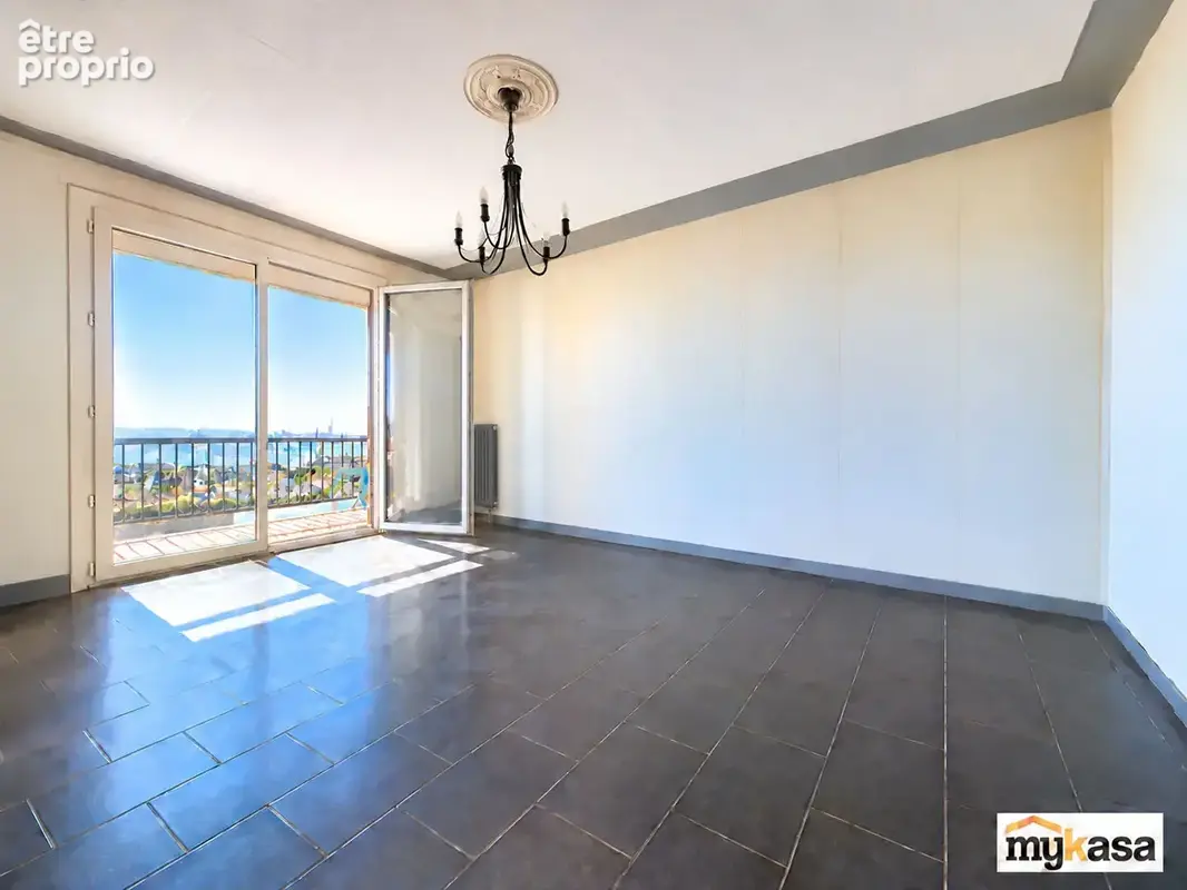 Appartement Port De Bouc  1 pièce(s) 28 m2  avec balcon vue mer et cave - photo 4
