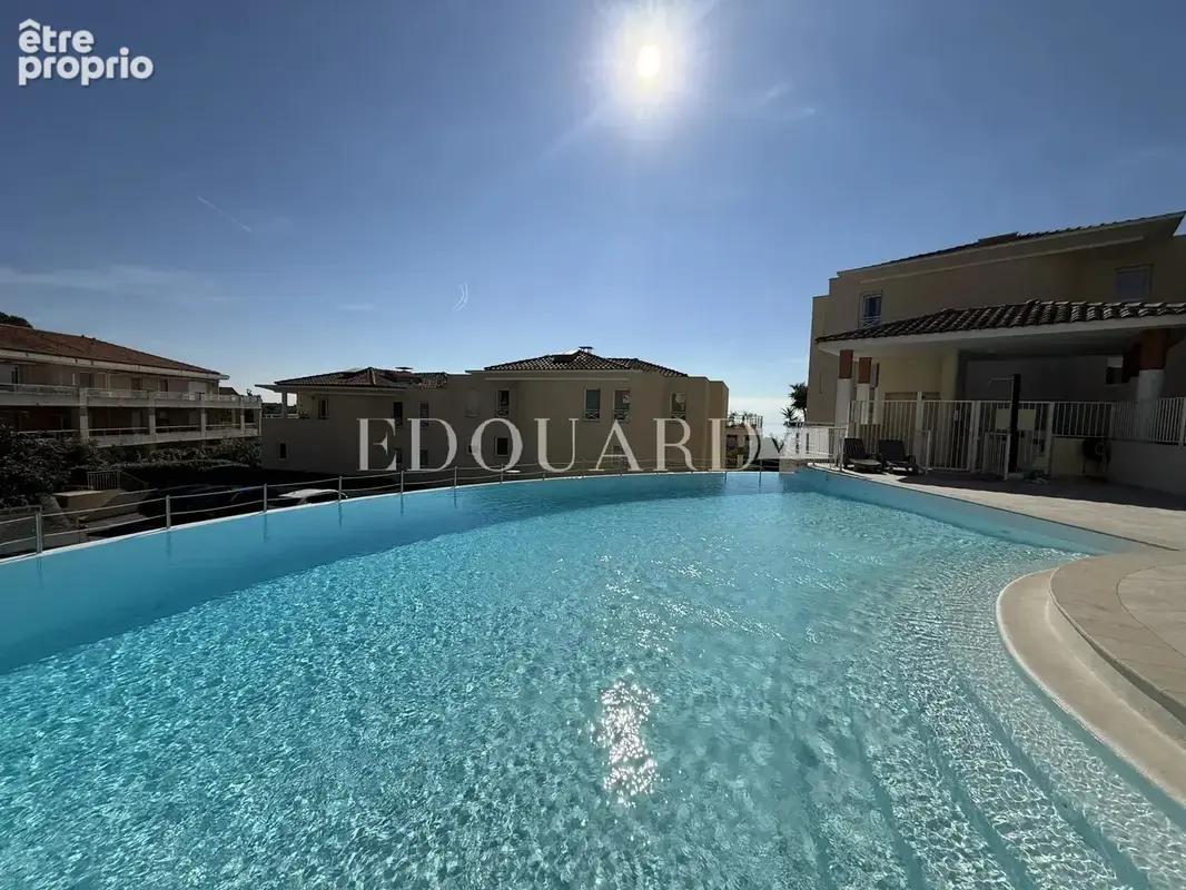 En exclusivité trois pièces avec terrasse, vue mer et garage, dans résidence de standing avec piscine - photo 2