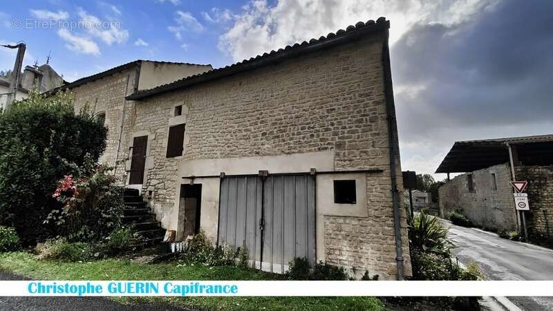 Maison à MONTIGNAC-CHARENTE
