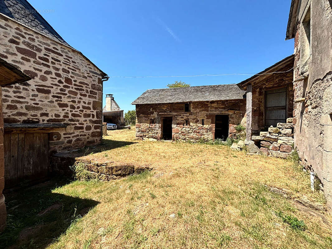 Ensemble immobilier en pierre entre BOZOULS et ESPALION - photo 8