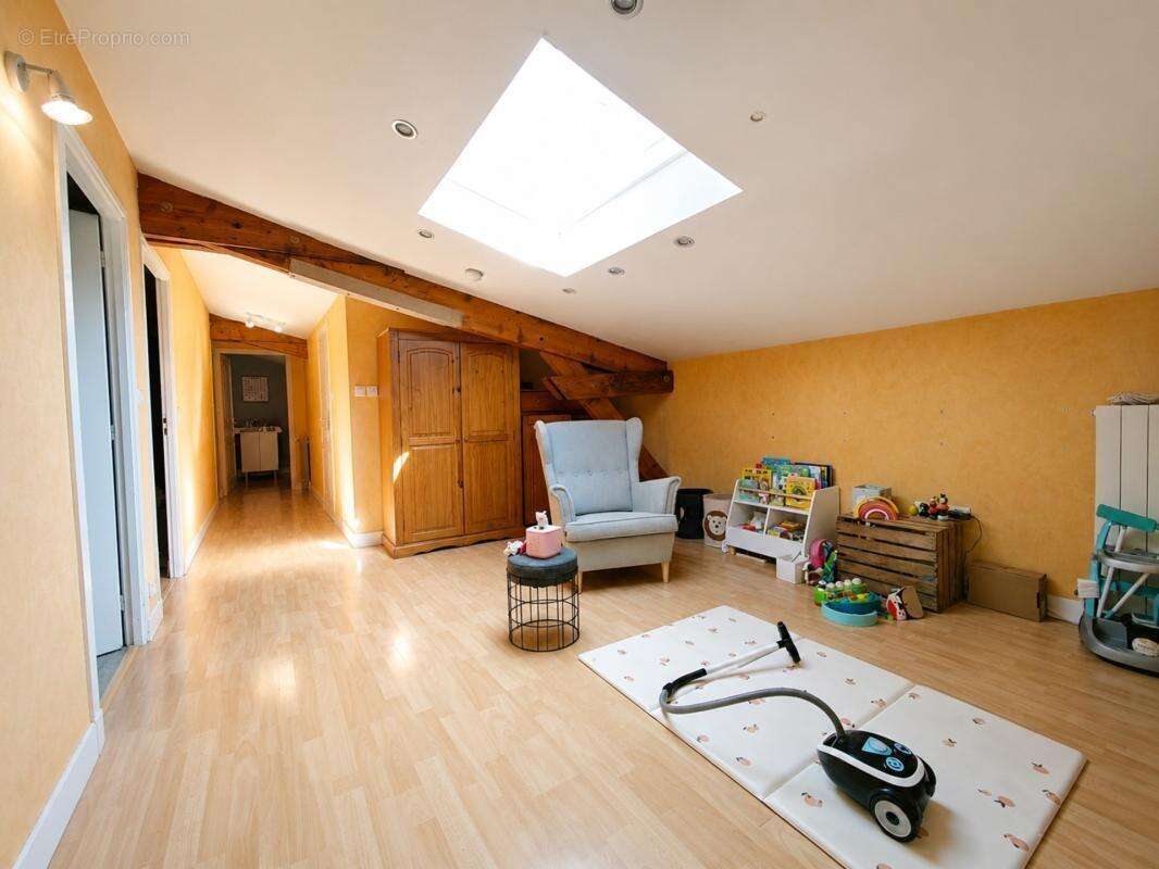 Maison à vendre 8 pièces LES MARTRES DE VEYRE (63) - photo 11