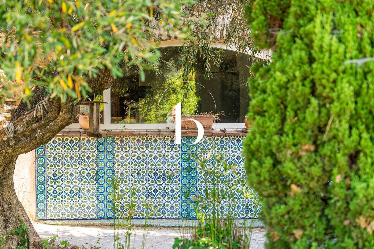 UZÈS  Propriété de caractère aux volumes spectaculaires, jardin paysager et piscine - photo 36