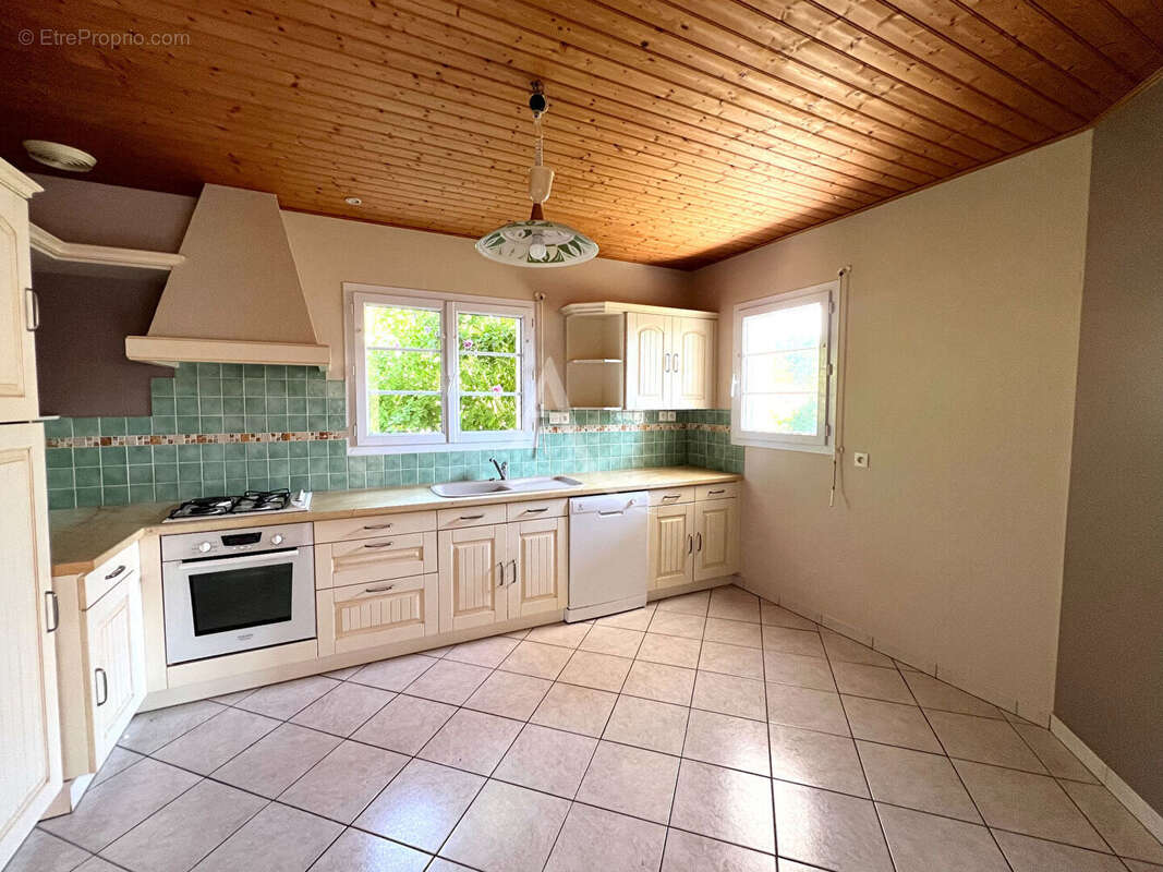 Maison familiale au coeur du bourg de Grosbreuil - photo 3