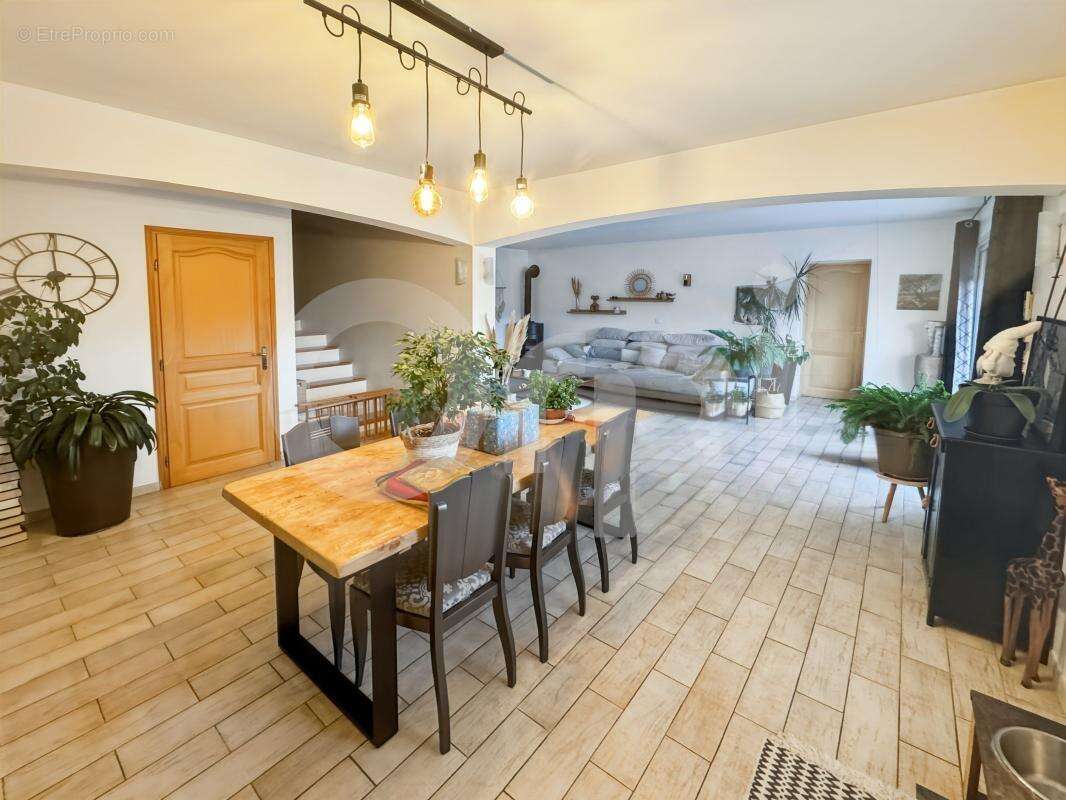 Maison à LE REVEST-LES-EAUX