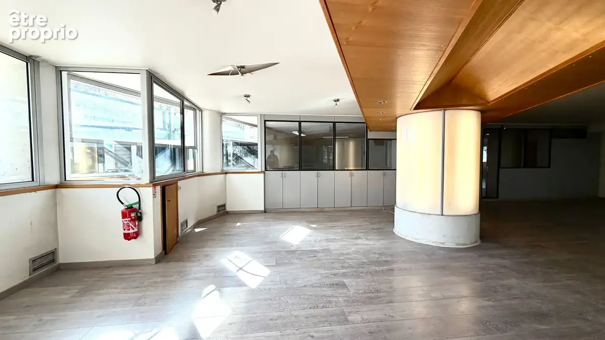 Local commercial de 303.48 m2 avec bureaux vitrines proche centre ville - photo 8