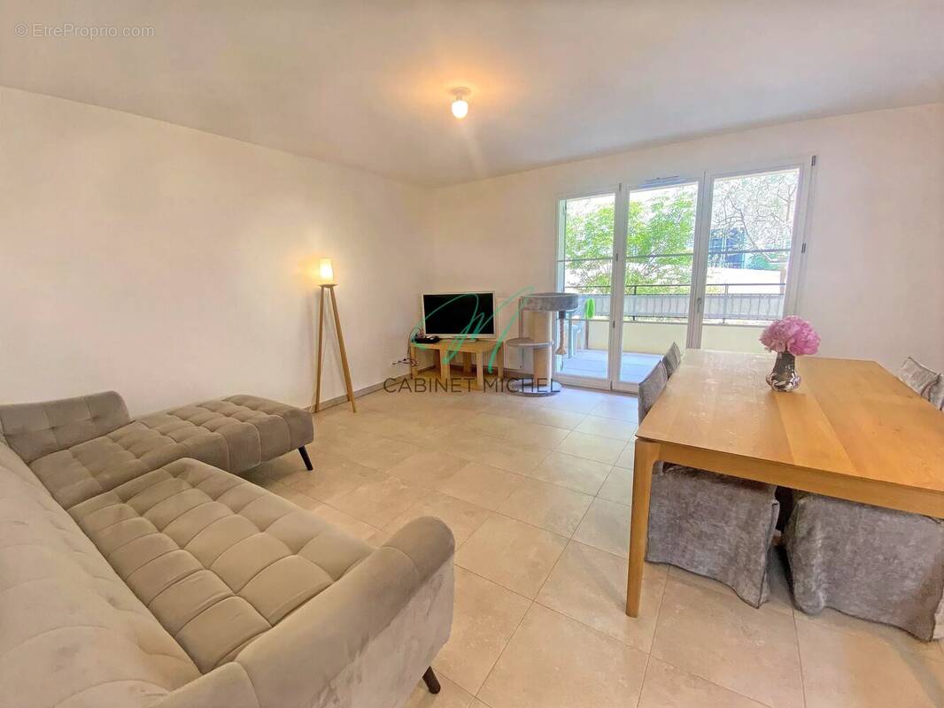 Appartement à ROQUEFORT-LES-PINS