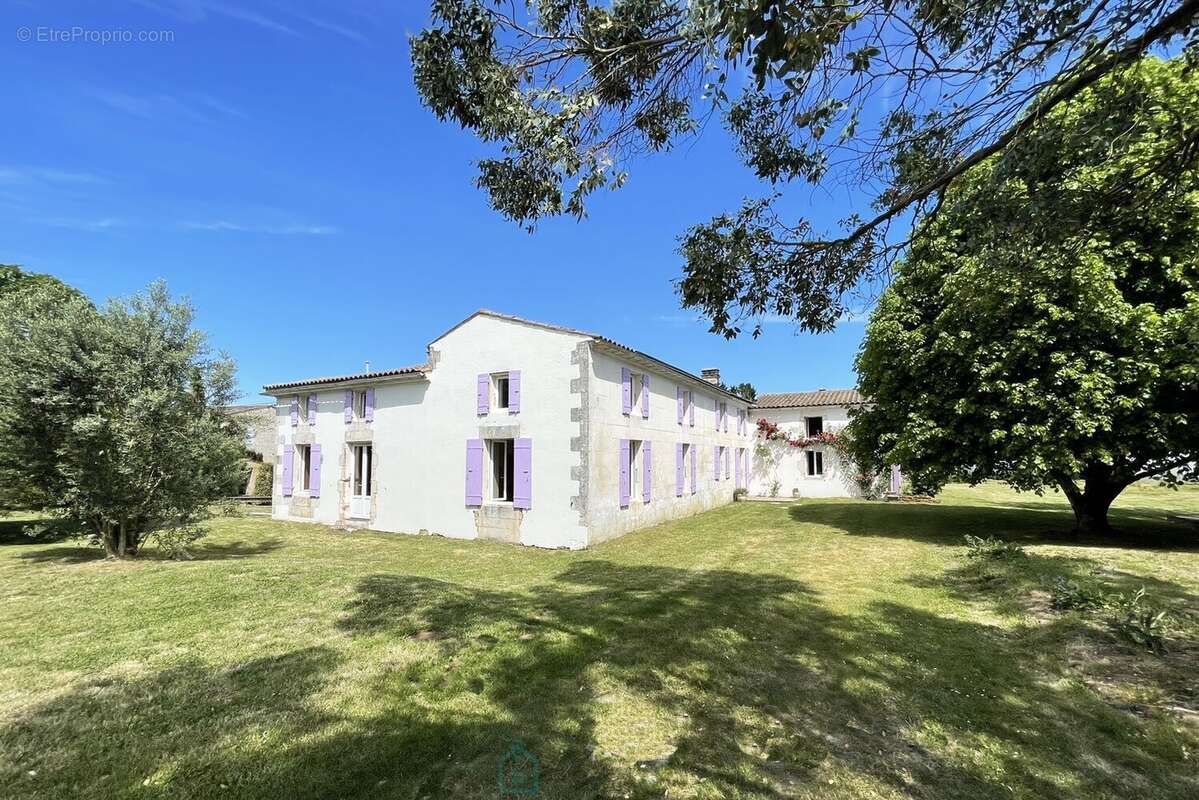 Belle propriété de 325² avec jardin de 3 660m² et dépendances - photo 3