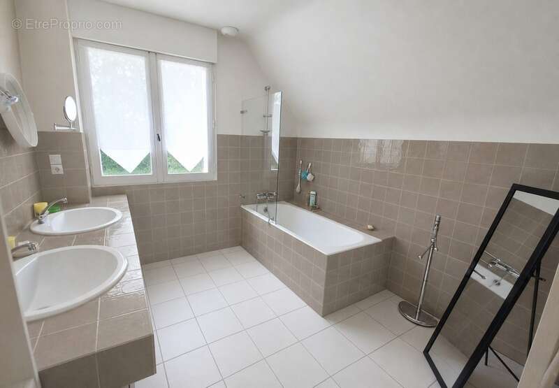 Maison à MONTIGNE-LE-BRILLANT