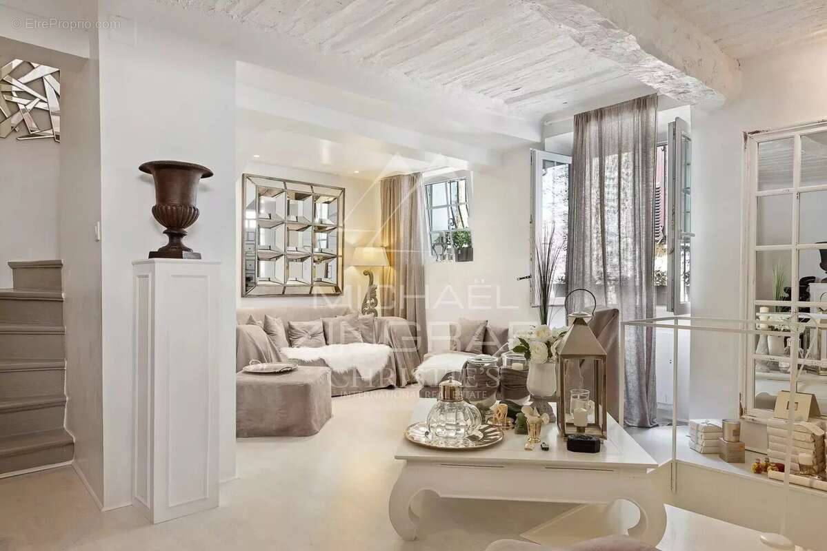 Appartement à CHATEAUNEUF-GRASSE