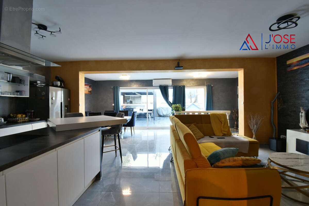 Séjour spacieux offrant de beaux volumes et une belle profondeur - Maison à MARSEILLE-14E