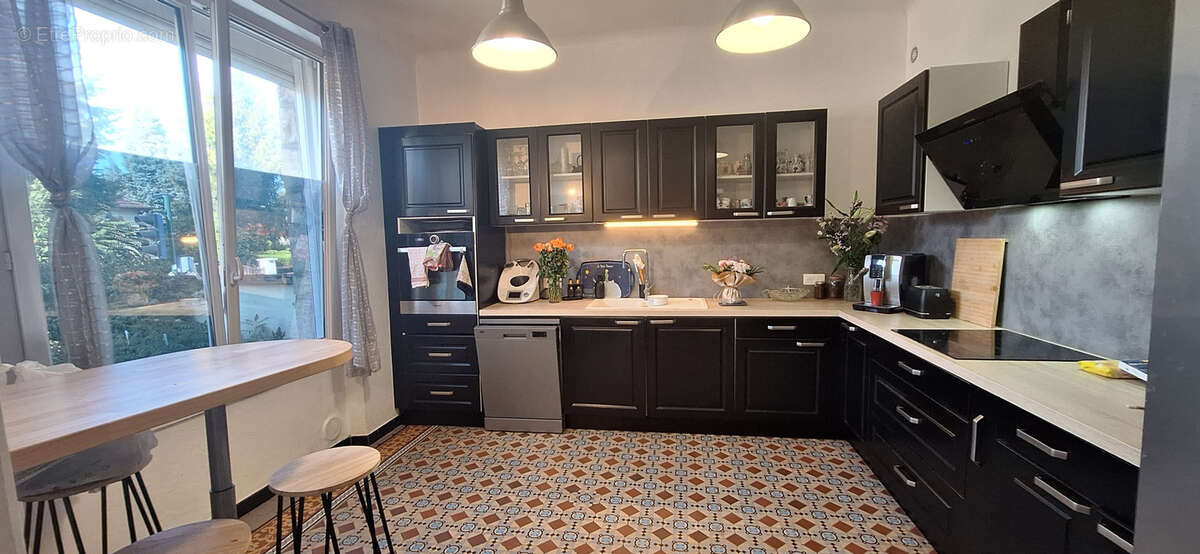 Maison bourgeoise de 190m2,6 chambres,sous-sol,cave,double garage,dependance terrain 806m2. - photo 8