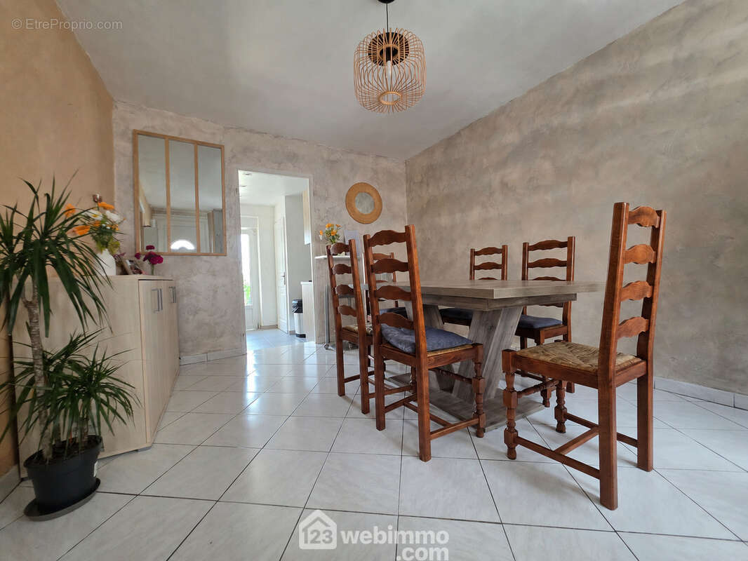 Un espace lumineux où il fait bon se retrouver en famille - Maison à LAPPION