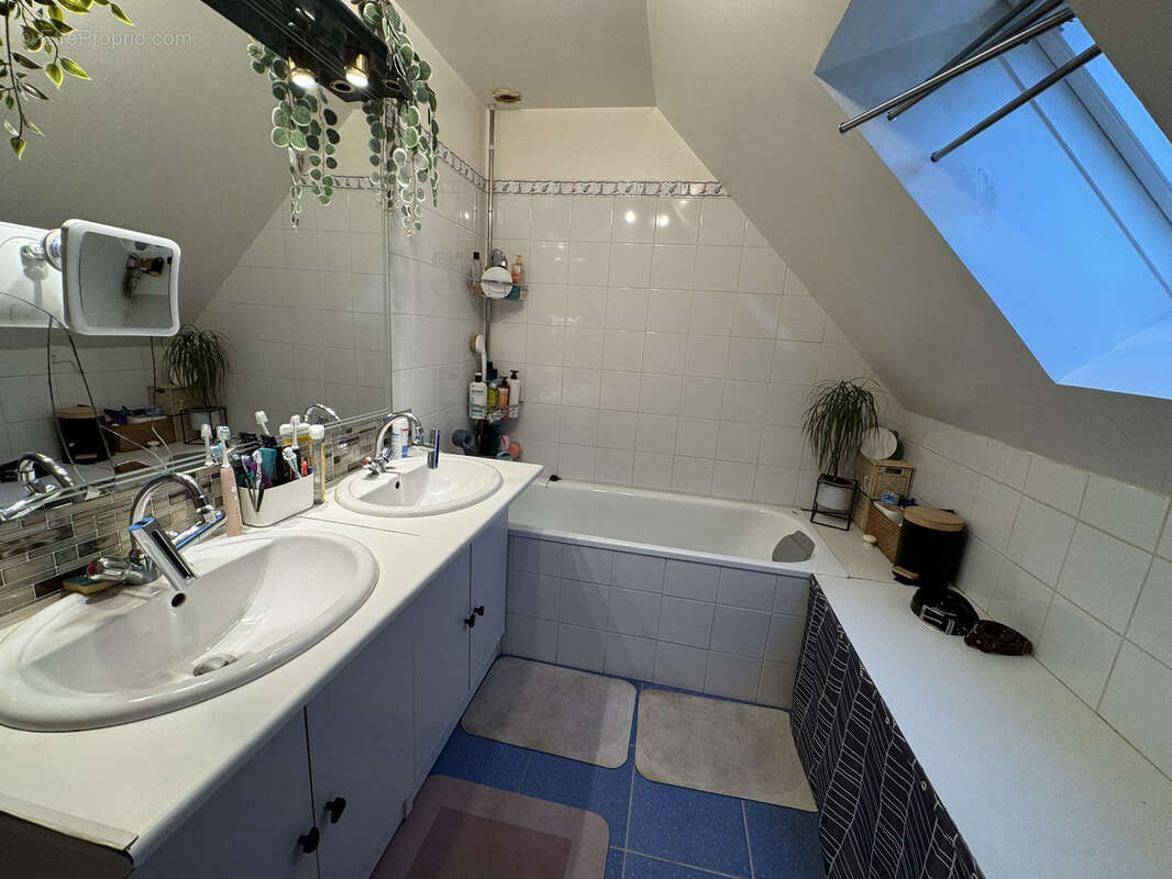 Maison à LA RIVIERE-SAINT-SAUVEUR