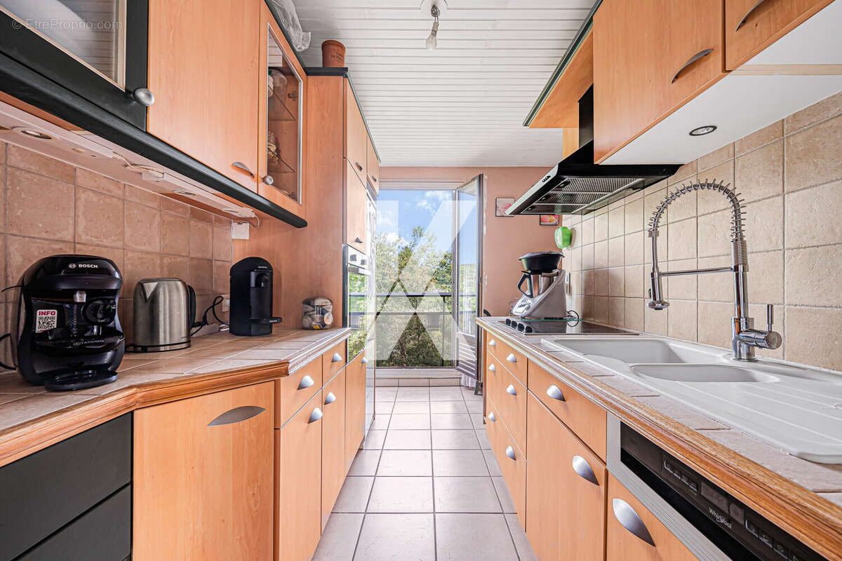 Cuisine séparée aménagée et équipée - Appartement à L'ISLE-ADAM
