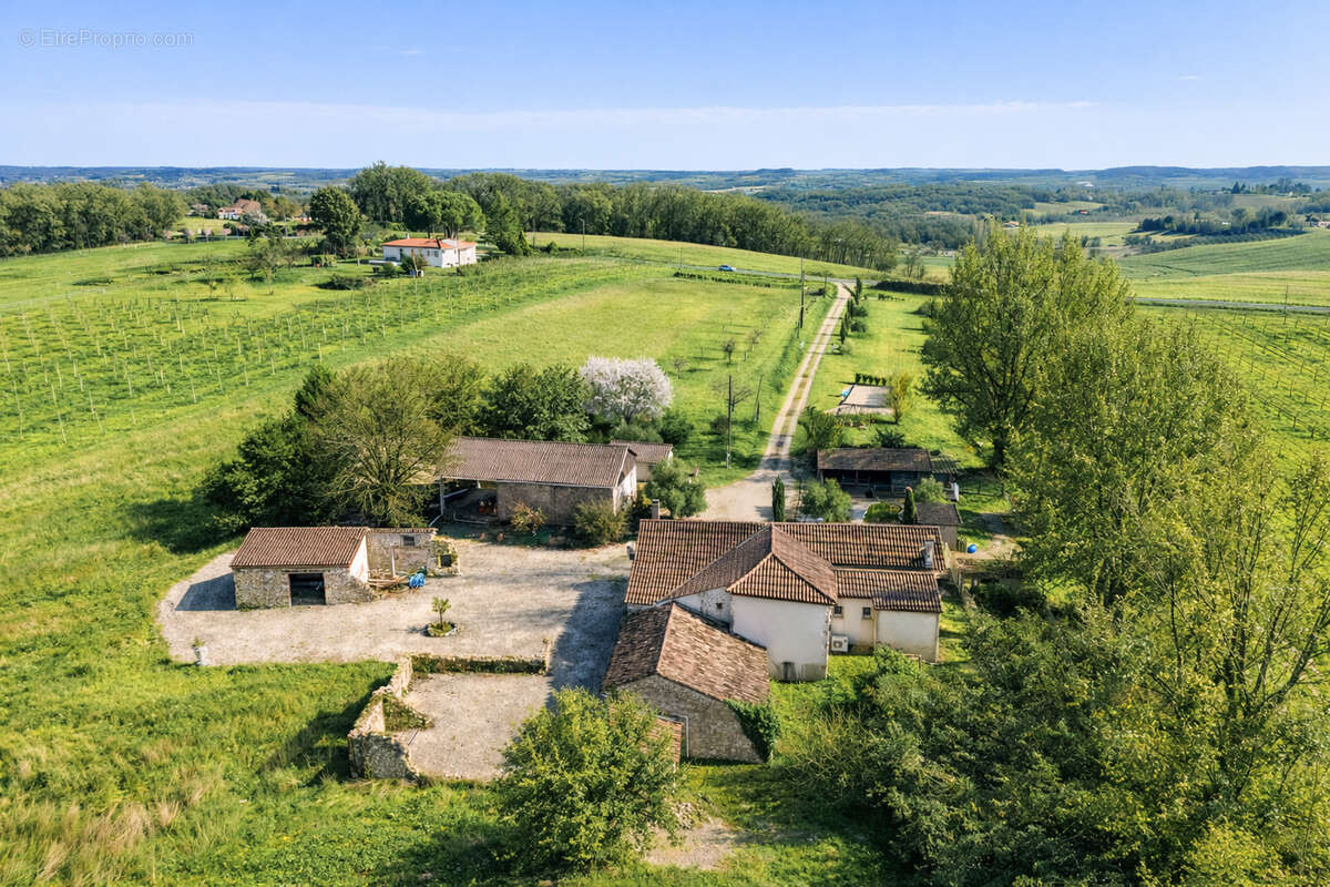Propriété de campagne avec piscine, dépendances, garage et terrain - photo 3