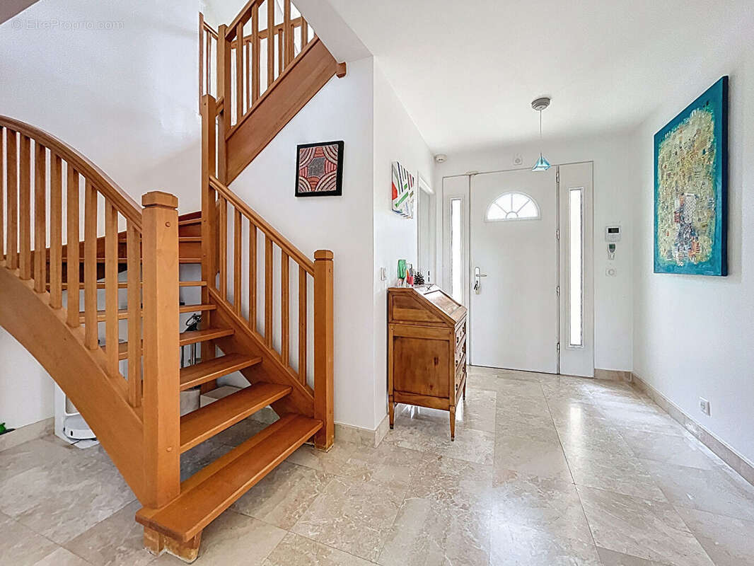 Villa 196m2 4 chambres séjour cathédrale jardin 1043m2 - Santeny - photo 14