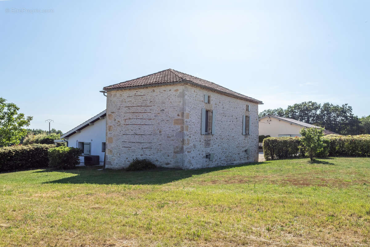 Country property with pool - photo 3