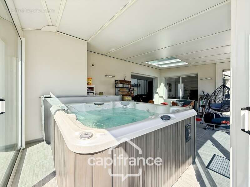 Maison contemporaine de plain-pied de 160 m² – 4 chambres – Véranda de 27 m² avec spa – Double garage – Carport – Noyal-Pontivy - photo 14