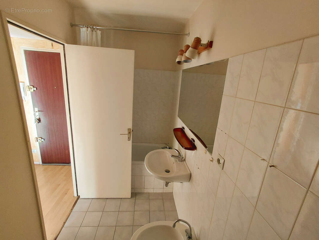Aubenas - appartement 1 piece 41m2 - balcon et ascenseur - photo 9