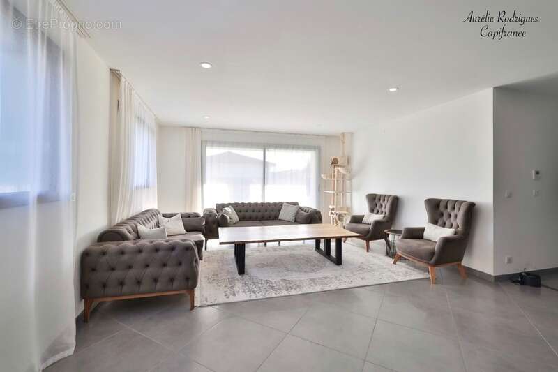 Maison à BAGE-LE-CHATEL