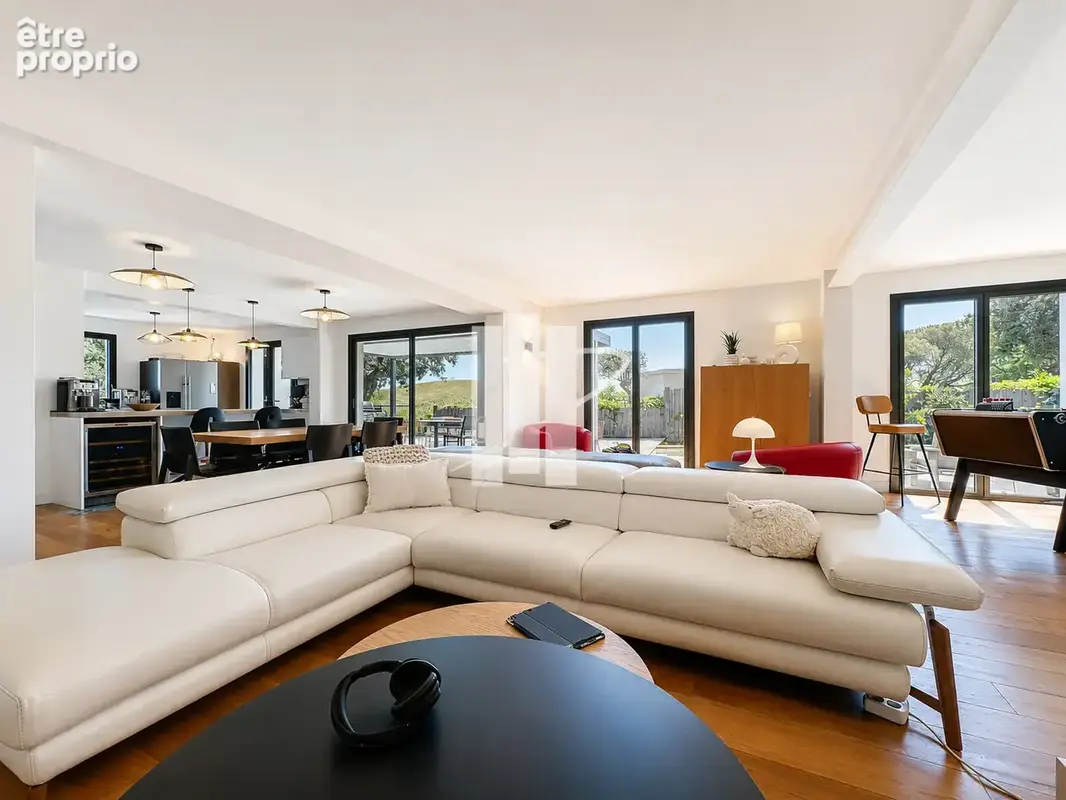 Superbe villa rénovée à Saint-Raphaël   208 m2, vue mer, suites, piscine et prestations d’exception - photo 5