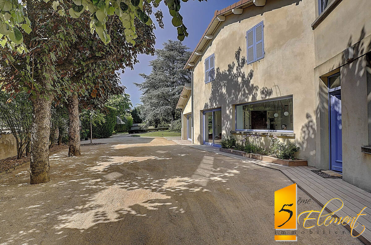 Arrivée sur la propriété - Maison à SAINTE-FOY-LES-LYON