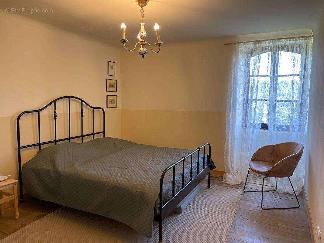 Maison authentique du XVIIIe siècle avec trois grandes granges, belle vue et terrain de 1,4 hectare - photo 9
