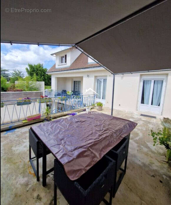Terrasse avec accès à la terrasse  - Maison à CHATELLERAULT