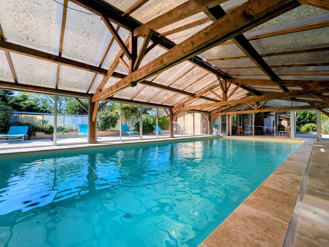 Piscine - Maison à MONTEGUT-ARROS