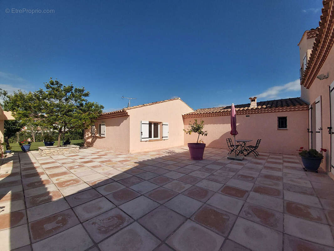 Villa familiale avec piscine et appartement indépendant à vendre à Clarensac ? 145 m² sur 2500 m² de terrain - photo 5