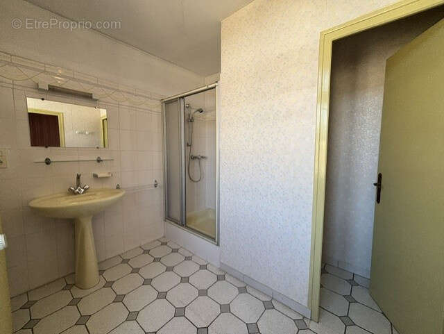 EXCLUSIVITE à AUTUN, T5 avec grandes dépendances, garage et cour. - photo 10