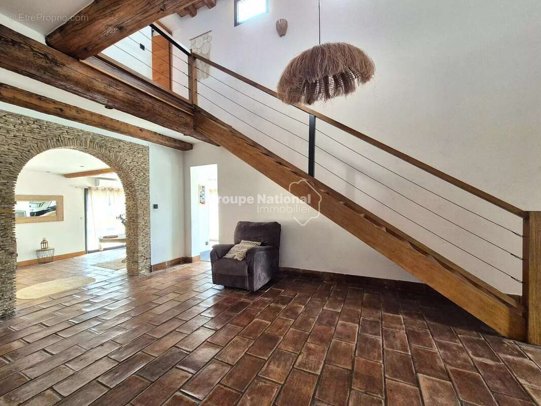 Maison à ENTRAIGUES-SUR-LA-SORGUE